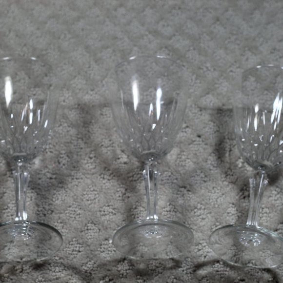 Elegant set of two stemmed cut glass wine glasses - Picture 1 of 4